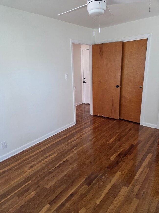 Building Photo - Travis Heights