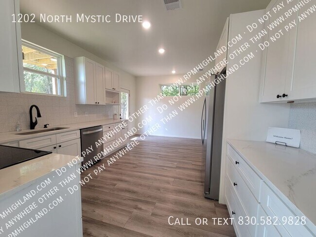 Building Photo - 1202 Mystic Dr