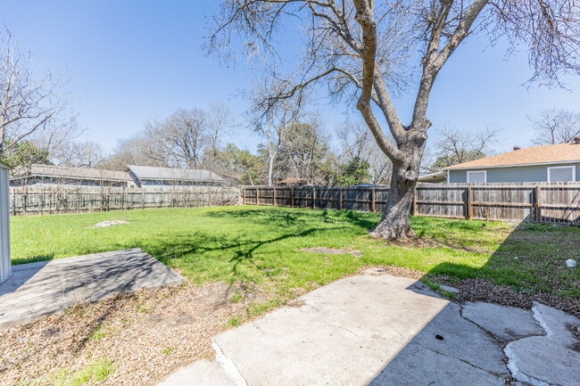 Building Photo - 215 Legion Dr W