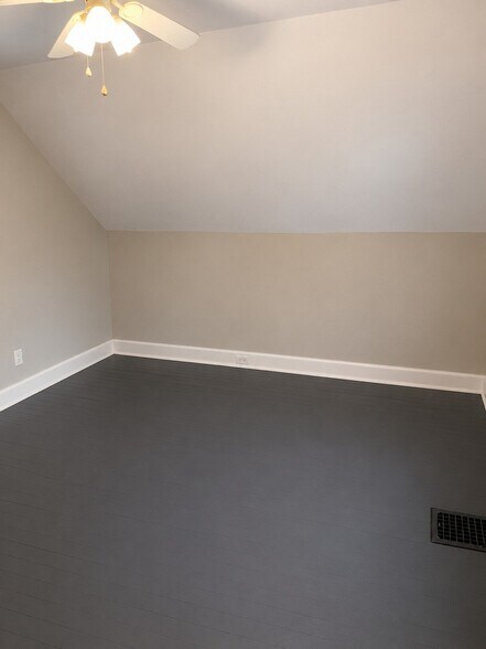 Building Photo - 206 Oak St