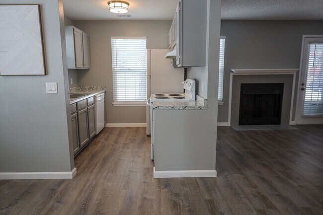 Building Photo - Beautiful Remodeled Condo near Palmer Park