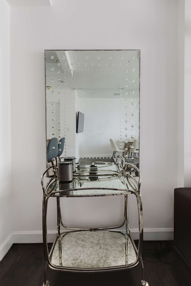 Building Photo - 323 E 51st St