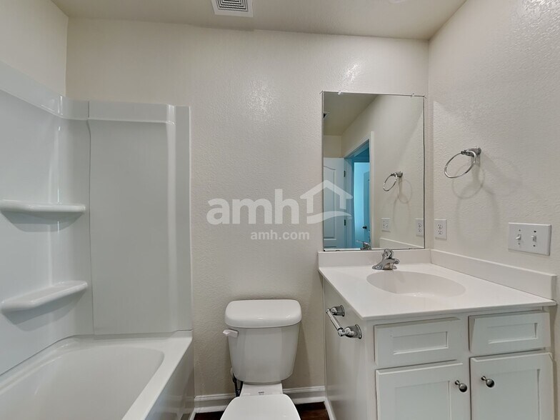 Building Photo - 2061 Southlea Dr