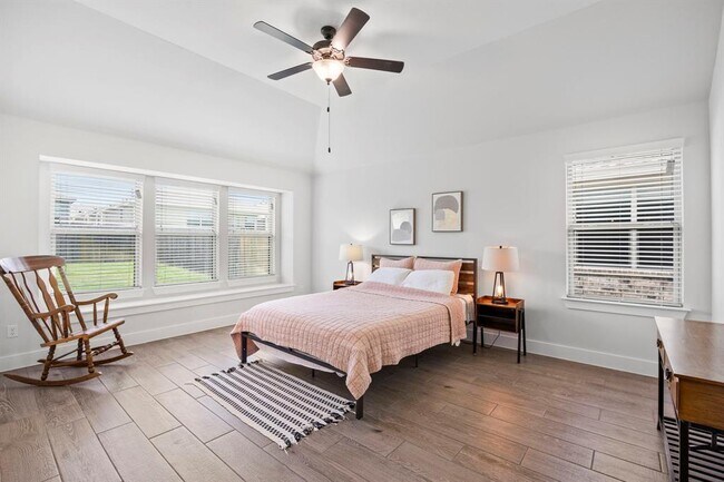 Building Photo - 532 Elm Green St