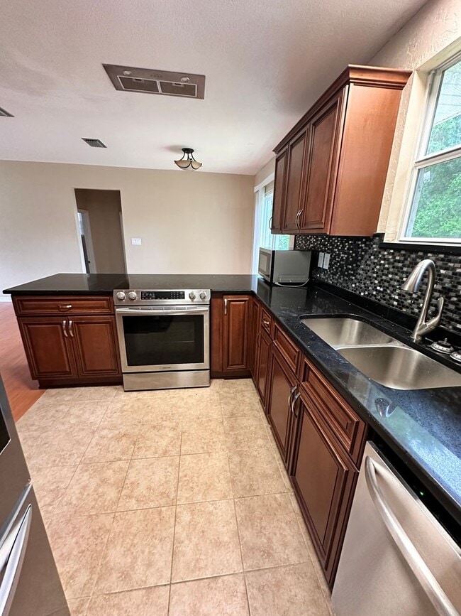 Building Photo - In the heart of Keystone Heights