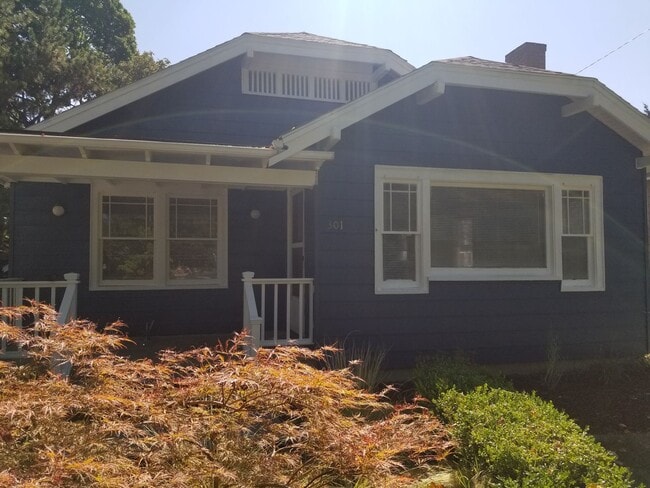 Building Photo - N. 25th Ave 2 bedroom Craftsman w/basement