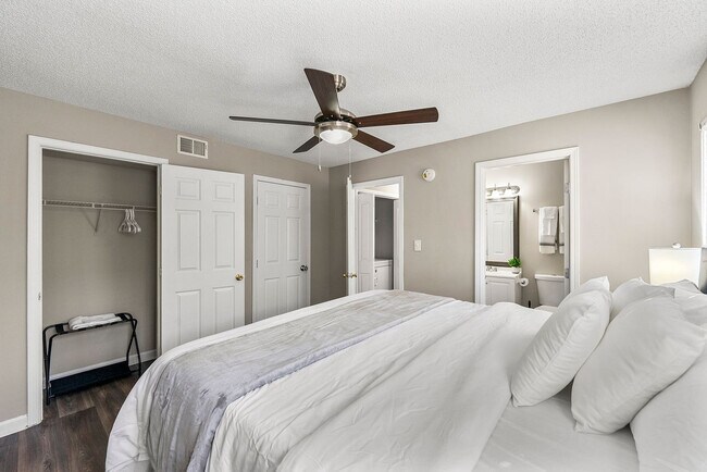 Building Photo - 987 Collier Rd NW