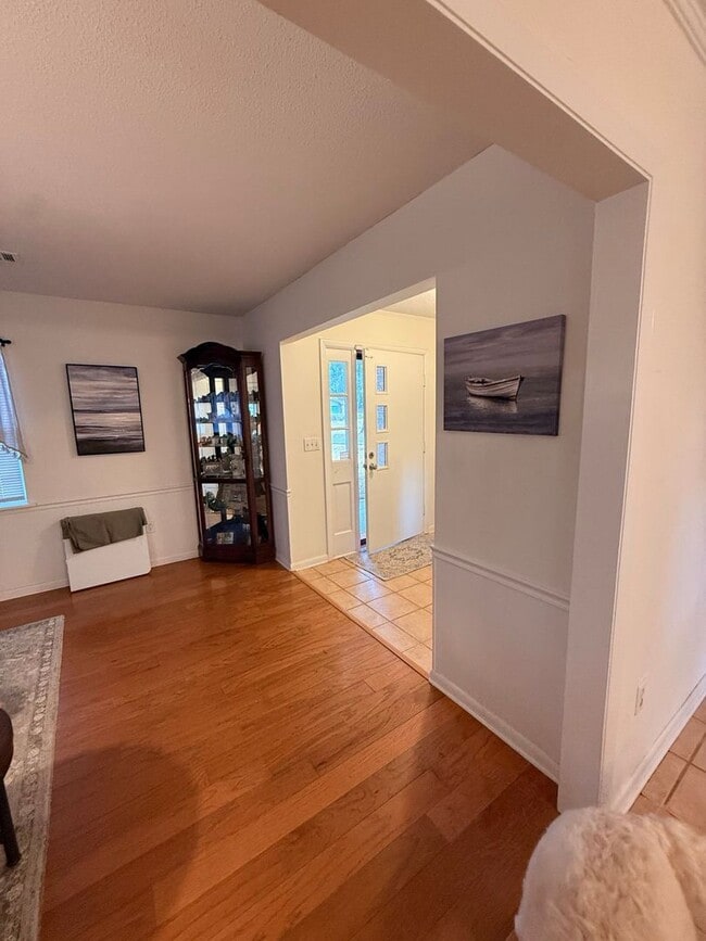 Building Photo - Comfort, Convenience & Charm