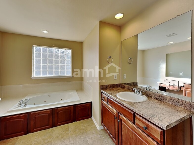 Building Photo - 494 Stetson Ct