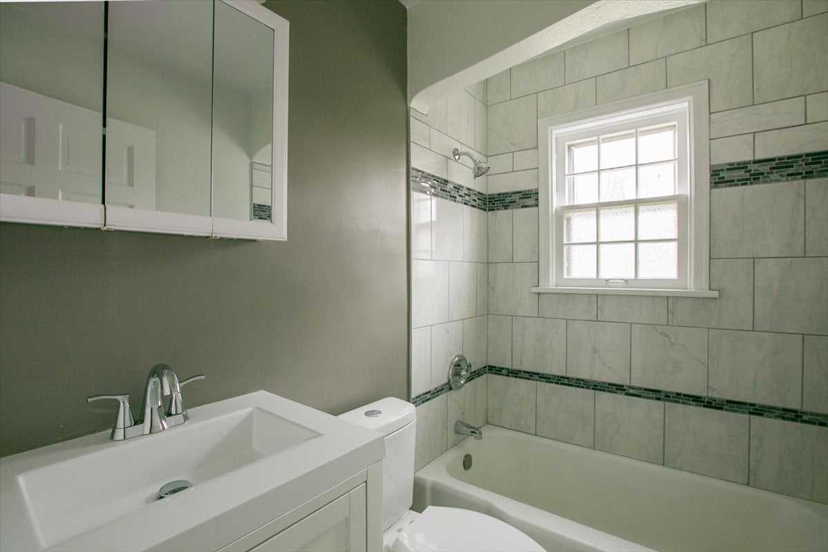 Full bathroom - 148 Niagara Ave
