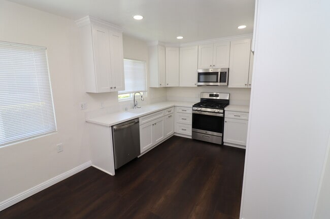 Building Photo - 468 N Cypress St