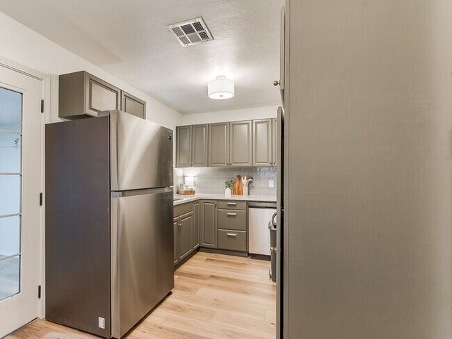 Building Photo - 411 E Showalter Dr