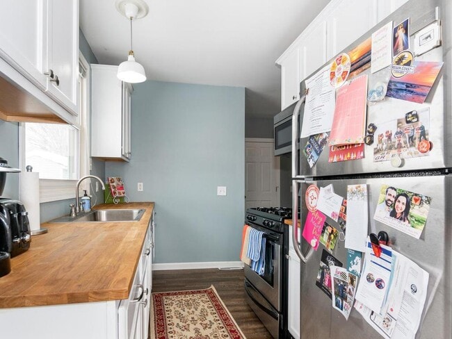 Building Photo - 726 Quincy St NE