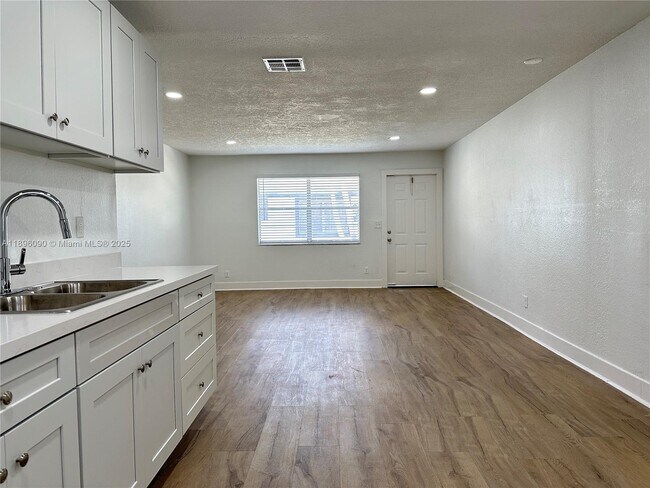 Building Photo - 116 NW 2nd Ave