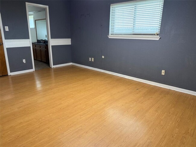 Building Photo - 702 Omega Cir
