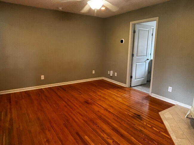 Building Photo - Brookside Charmer on secluded dead end street, just a 2 minute distance to restaurants, shopping ...
