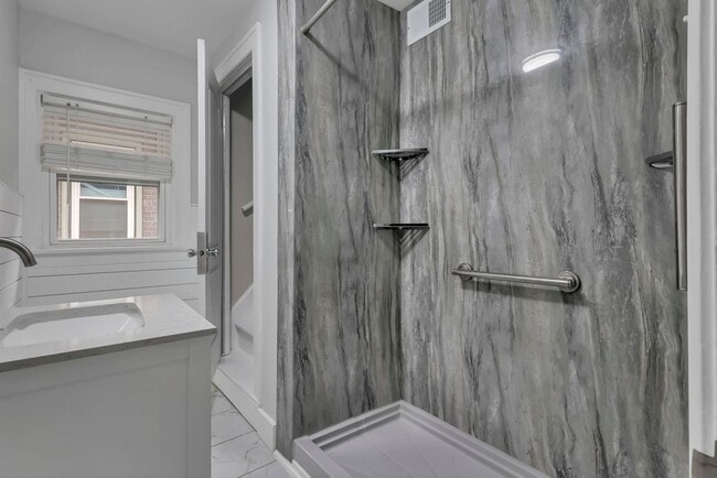 Building Photo - 618-620 Lilley Ave