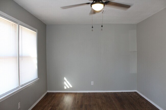 Building Photo - 3 bedrooms with appliances!