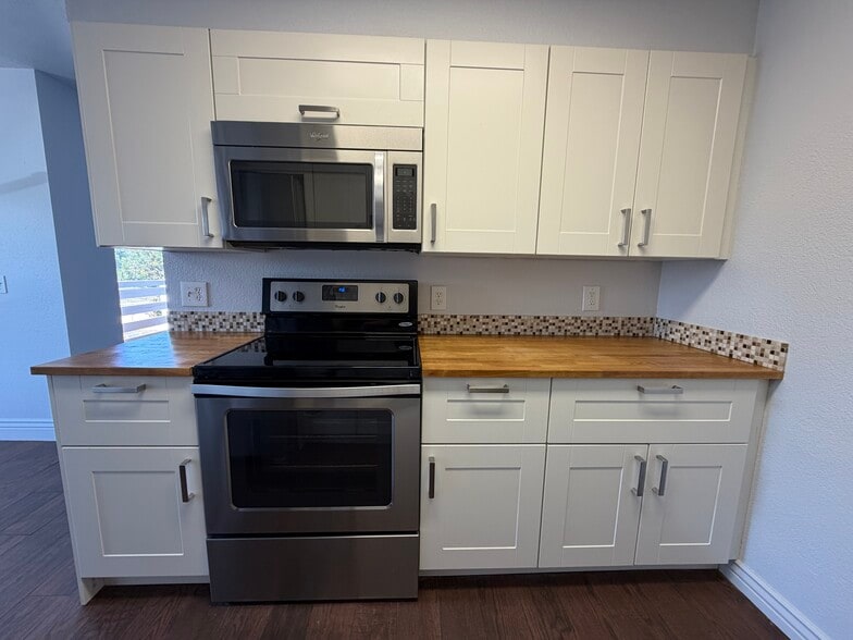 Building Photo - 3121 S Tamarac Dr