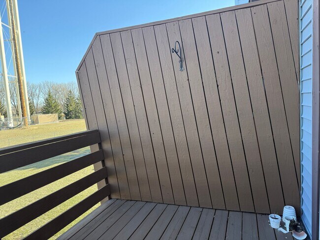 Building Photo - Low Maintenance Living - 2 Bedroom 2 Bathr...