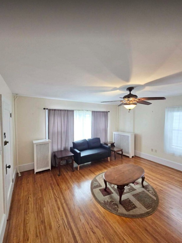 Building Photo - 986 Ash St