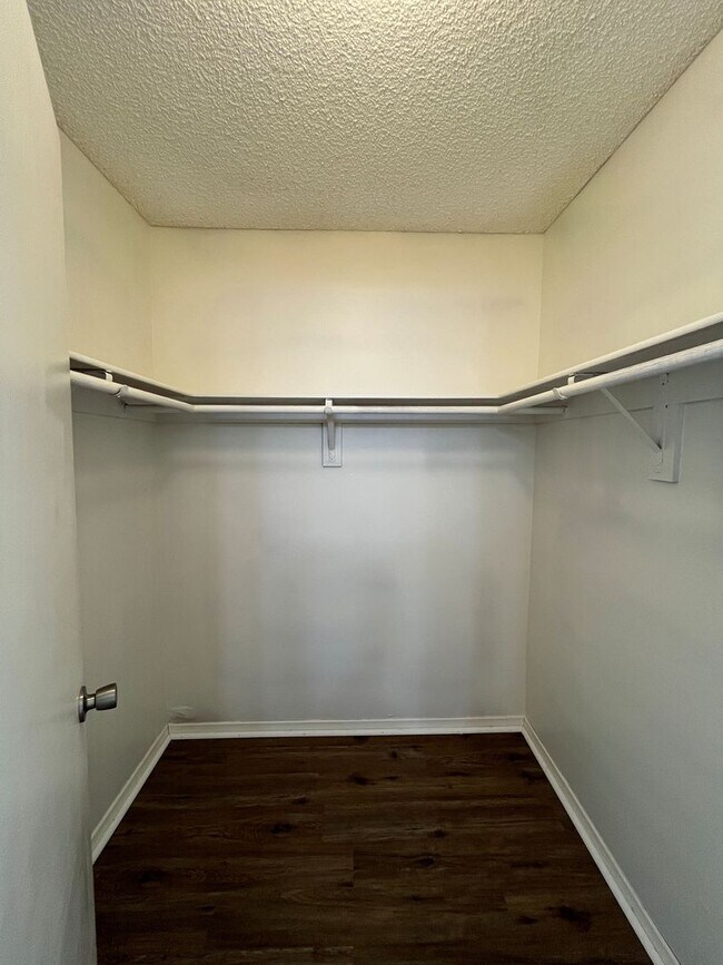 Building Photo - Simi Valley 3BR w/RV parking, AVAILABLE NOW!