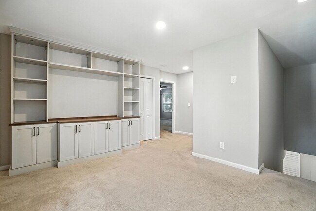 Building Photo - Fully Updated and Move-In Ready with Excep...