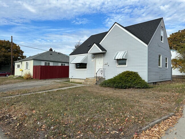 Building Photo - 3 Bed 1 Bath Shadle Park Home - Large Garage