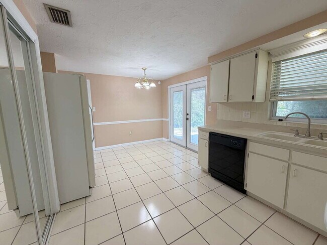 Building Photo - "Charming 2-Bed, 1 -bath in Holiday, FL - Cozy 864 Sq Ft Gem!"