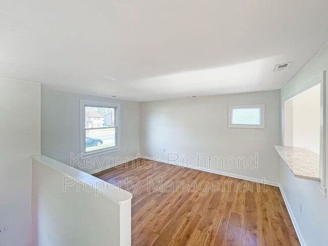 Building Photo - 927 Pleasant St