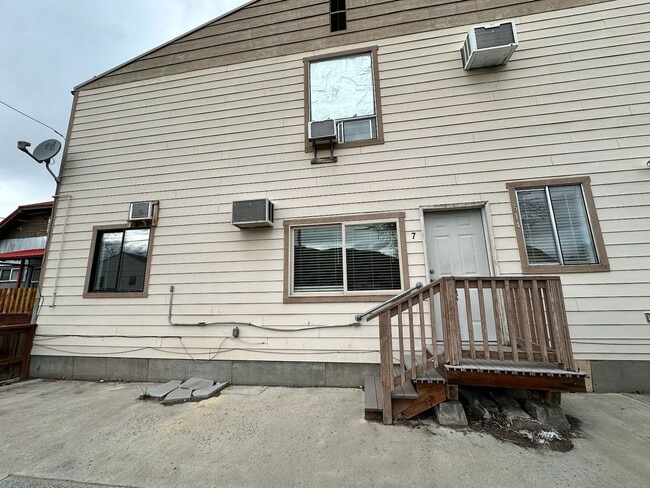 Building Photo - 514 E Woodin Ave