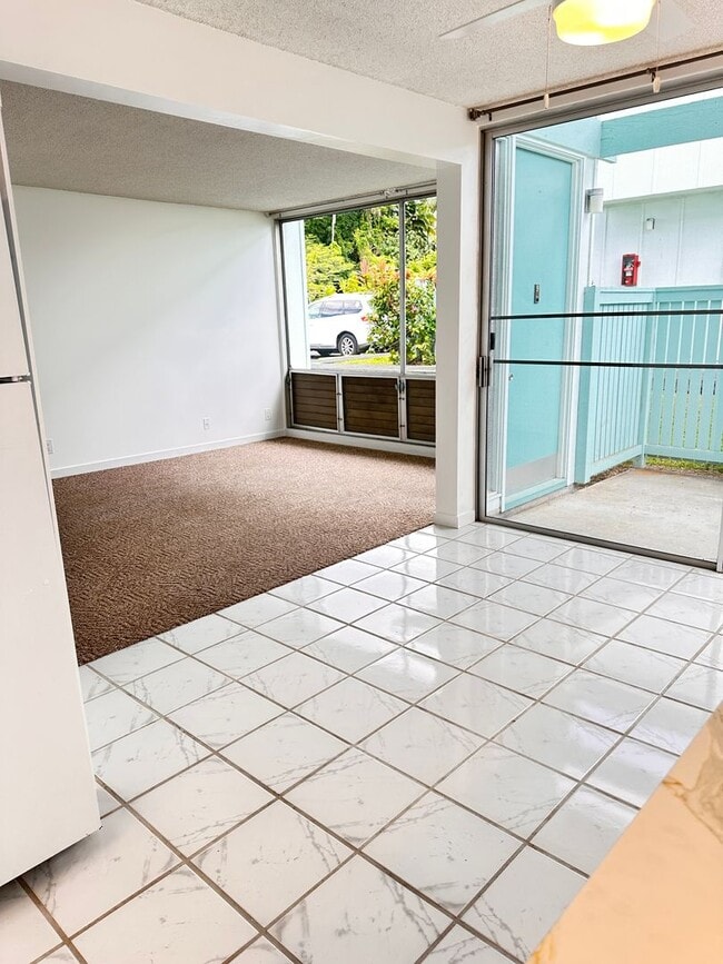 Building Photo - Newly Renovated Townhome