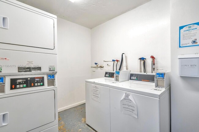 Building Photo - 2350 NE 135th St