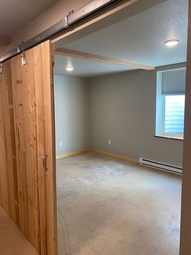 Building Photo - Newer Build - Immaculate 4-5 bed 3.5 Bath Townhouse