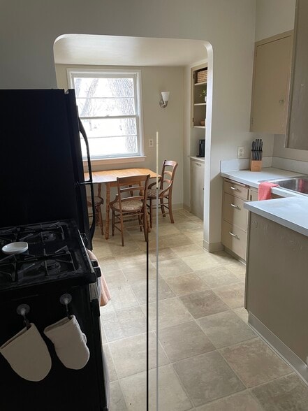 Building Photo - 829 Custer Ave