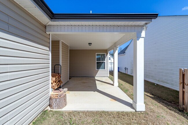 Building Photo - 4 Bedroom 2 Bath Canterbury Farms