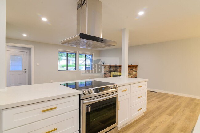 Building Photo - BRAND NEW 5 bed House in UP School District!