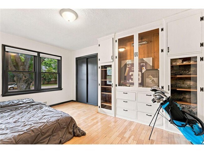 Building Photo - 4424 W 70th St
