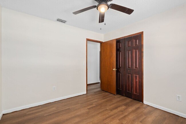 Building Photo - **Recently upgraded 4/2 pool home in Longw...