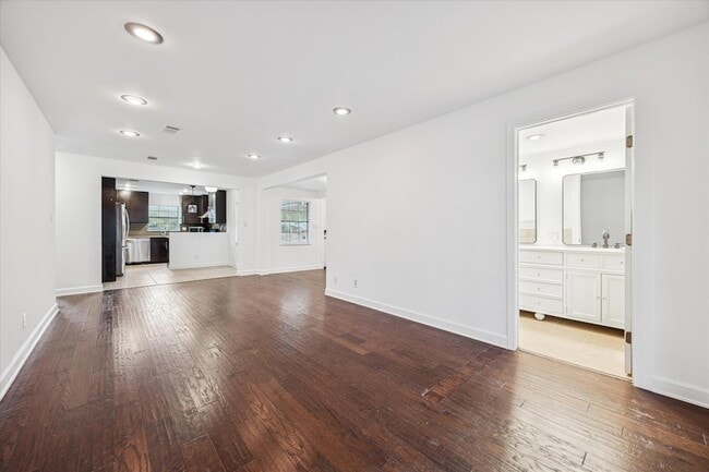 Building Photo - 3104 Fontana Dr