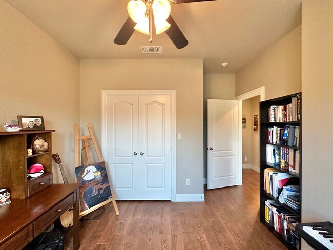 Building Photo - Stunning 3 Bed 2 Bath in Flint!