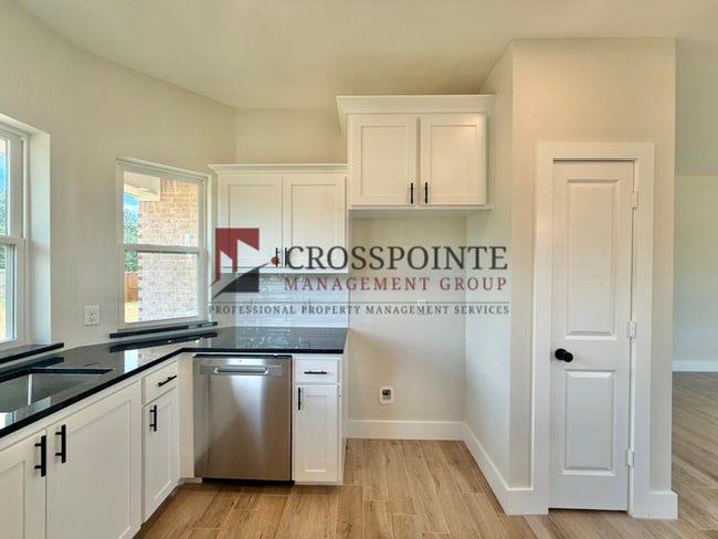 Building Photo - Stunning 3 bedroom 2 bathroom Home!