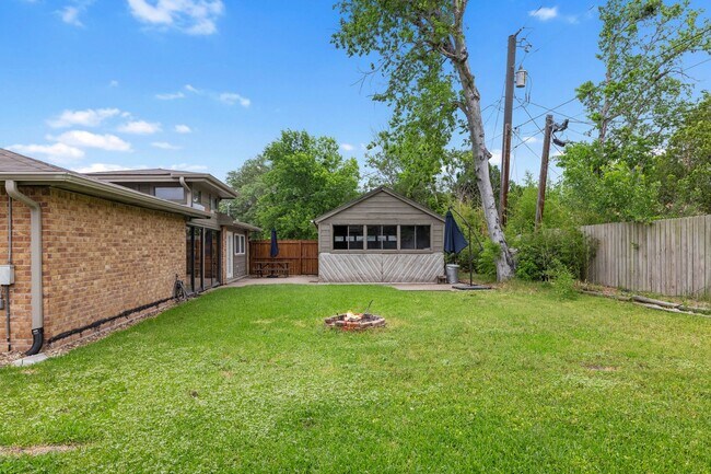 Building Photo - 1222 Haines Dr