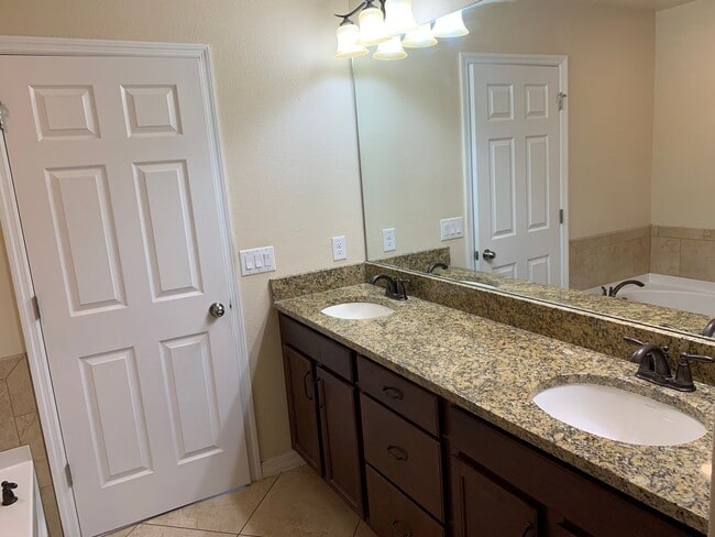 Building Photo - 3 Bedroom, 2.5 bath townhome n Windermere,...