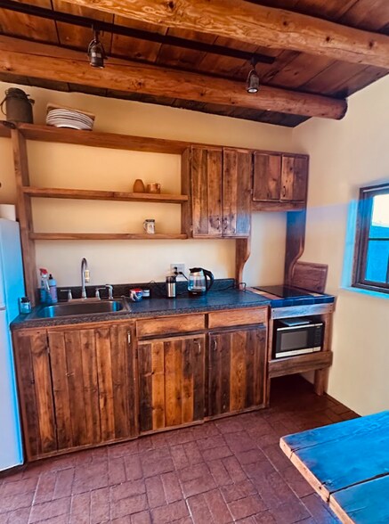 Building Photo - 824 Canyon Rd