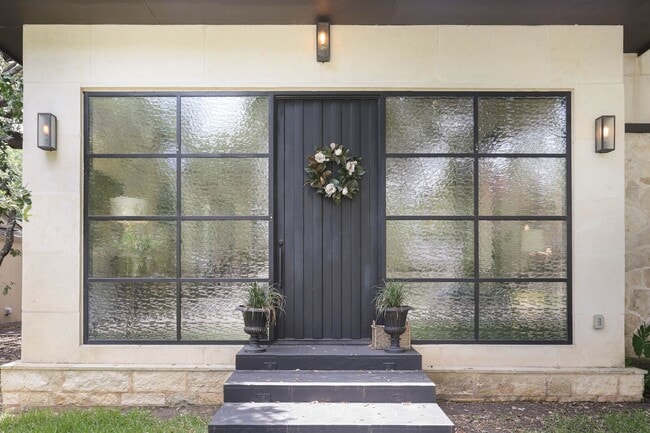 Building Photo - LUXURY 4-BEDROOM HOME IN ALAMO HEIGHTS