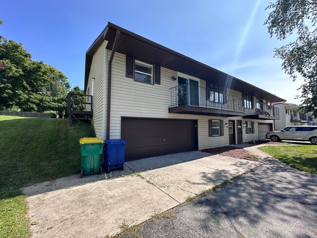 Building Photo - 2746 Nicolet Dr