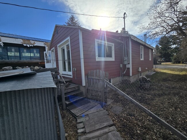 Building Photo - 417 E Tamarack St