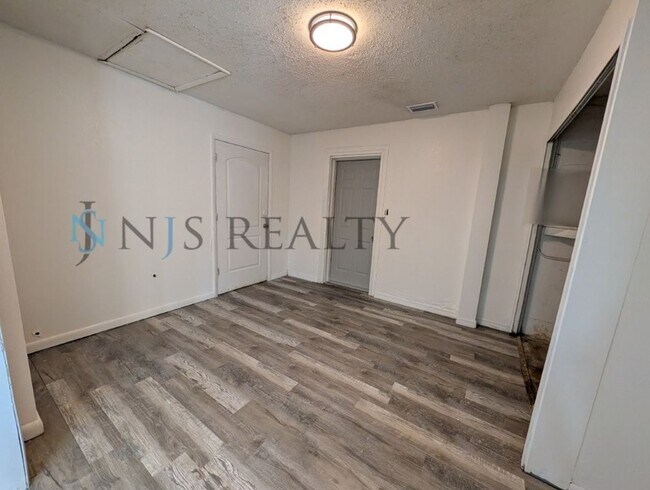 Building Photo - 3/1 over 1000sf home with New flooring, FRESH paint, open floorplan!!