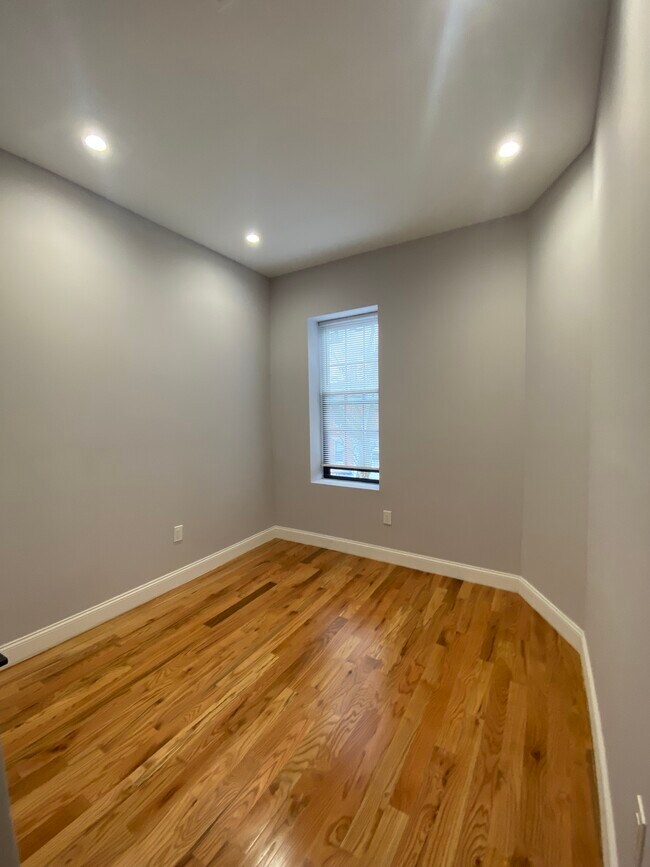 Building Photo - 139 Hemlock St